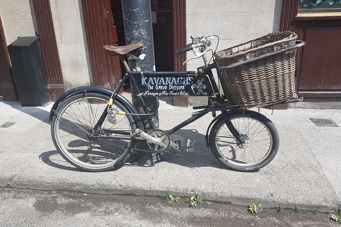 Bike Tour Along The Historic Waterways Of Dublin - Lunch at John Kavanagh The Gravediggers