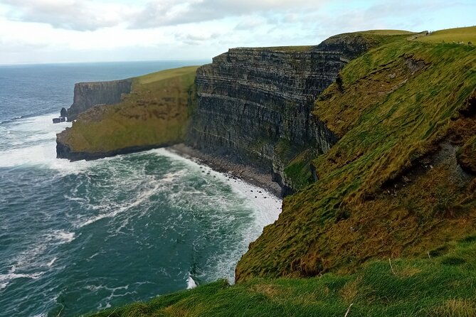 Cliffs of Moher and Wild Atlantic Way Private Tour: From Dublin - Poulnabrone Dolmen and Dunguaire Castle