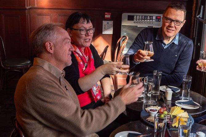 Deluxe Whiskey and Food Tasting in Dublin - Starting with whiskey and food at Lincoln’s Inn