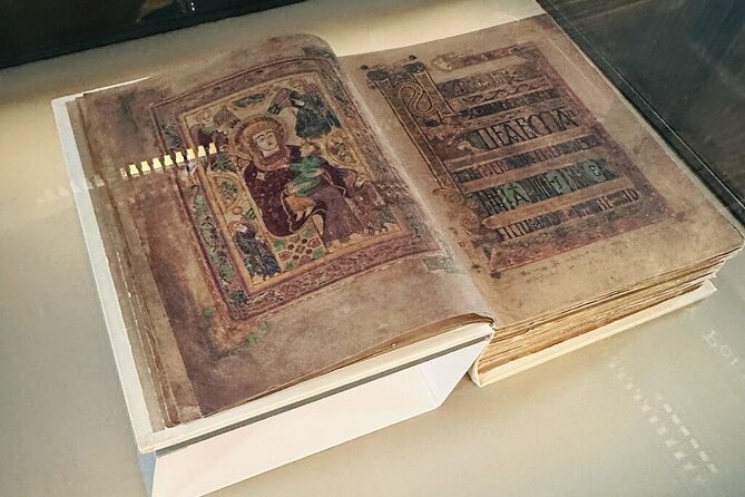 Dublin Book of Kells, Castle and Molly Malone Statue Guided Tour - Price, timing, and group size