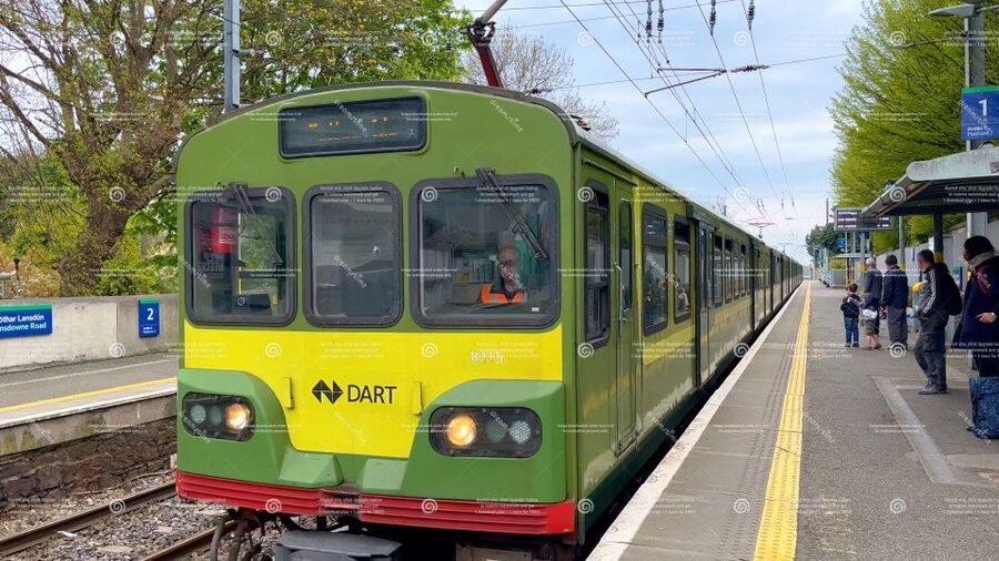 Dublin: Cruise Excursion Hop-On Hop-Off Tour & Rail Ticket - Trinity College and the Book of Kells
