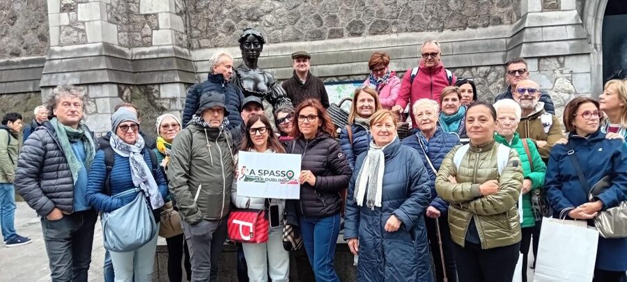 Dublin Highlights: 2.45-Hour Walking Tour in Italian - Meeting at Trinity College and finding Molly Malone