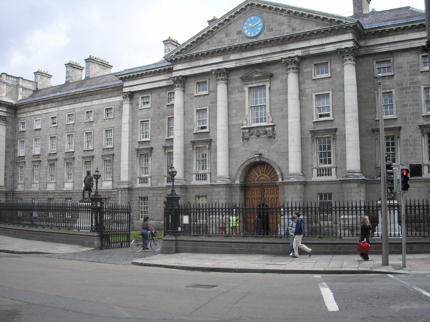 Dublin: Highlights and Hidden Corners Walking Tour - A smart start in Dublin’s old center