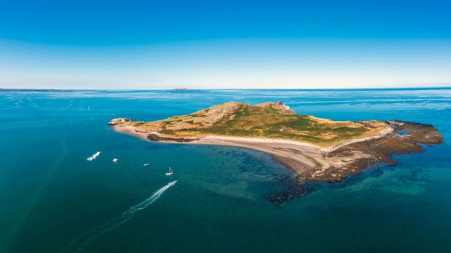 Dublin: Howth Coast and Ireland's Eye Boat Tour - Commentary from the captain and crew