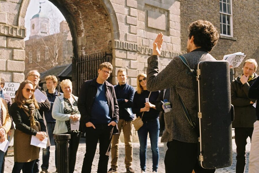 Dublin: Irish Music Walking Tour with Live Performance - How the two-hour walk unfolds