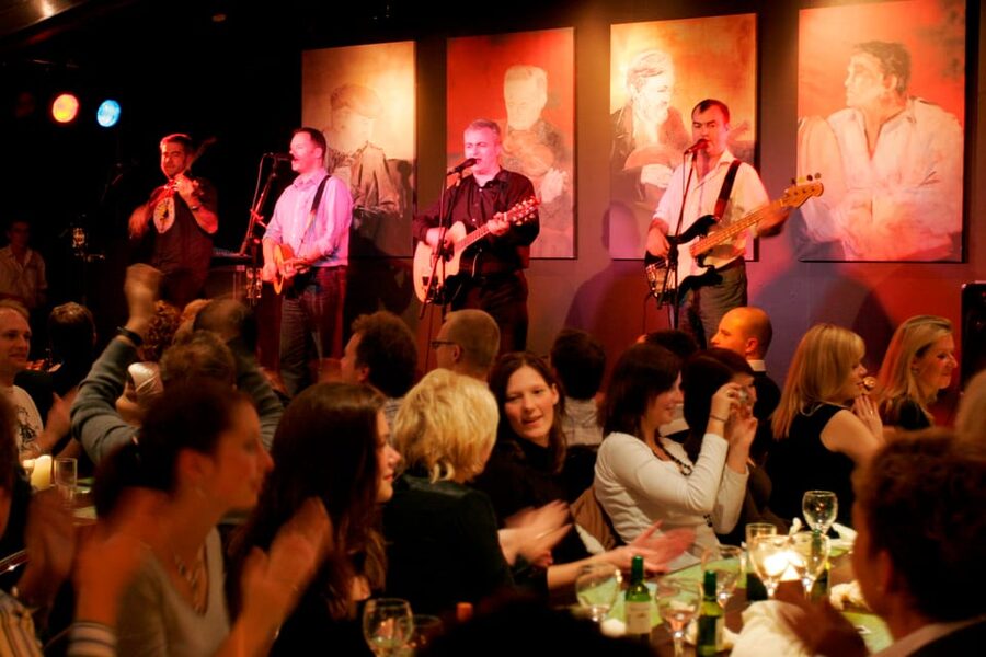 Dublin: Irish Night Show at the Merry Ploughboy Pub - Arriving at the pub outside central Dublin