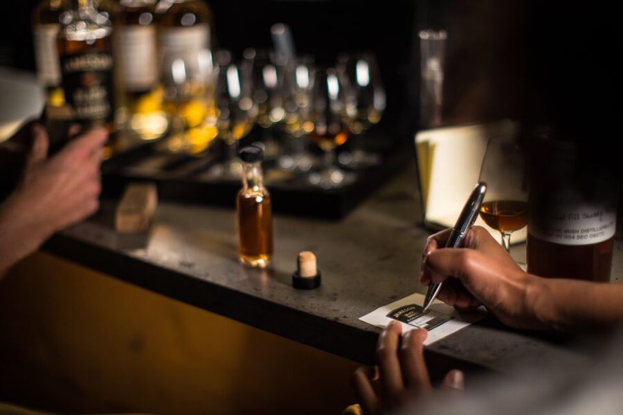 Dublin: Jameson Distillery Whiskey Blending Class - Measuring and mixing your own Black Barrel blend