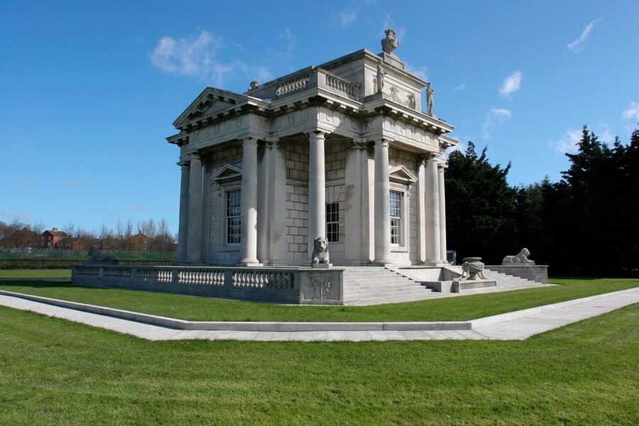 DUBLIN: Malahide castle and Howth MULTILINGUAL full day tour - Entering Malahide Castle after 800 years of Talbot ownership