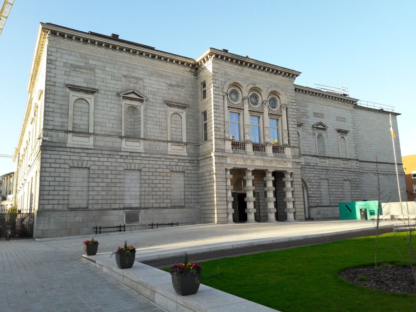 Dublin: Private Tour of City Monuments in Spanish - Molly Malone and Trinity College: familiar symbols, useful context