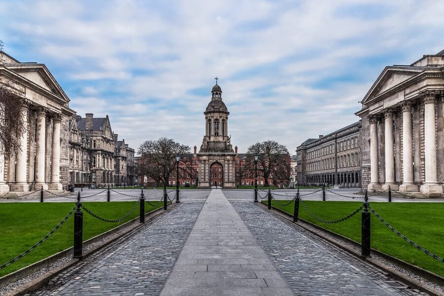 Dublin: St Patrick's, Book of Kells, and Dublin Castle Tour - Molly Malone adds a lighter stop