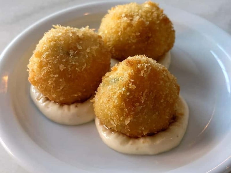 Dublin: Walking Tour for Foodies with Tastings - The route begins with variety, not a single signature dish
