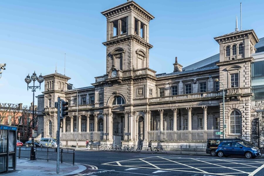 Dublin walking tour: ghosts & haunted places - Four Courts, Dublin Castle, and public power