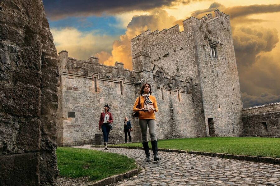 From Dublin:Cork,Cahir Castle,Rock of Cashel Tour in Spanish - Cork with two hours to walk