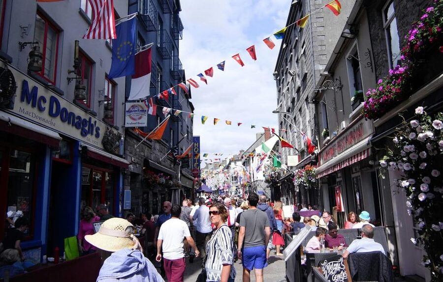 From Dublin: Galway + Cliffs of Moher Boat Cruise in Spanish - The Spanish guide and the human side of the tour