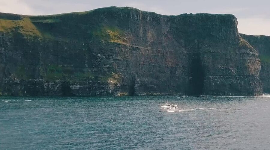 From Dublin: Galway + Cliffs of Moher Boat Cruise in Spanish - Setting out from Dublin at Burgh Quay