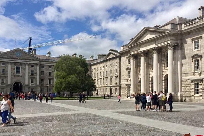 Tour a piedi di Dublino in Italiano - Starting at Trinity College and Molly Malone