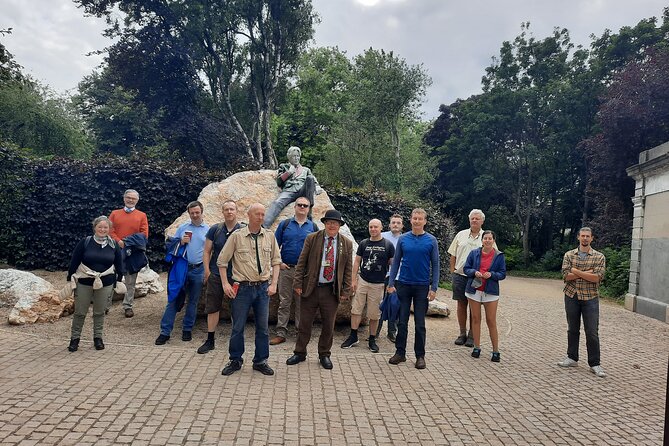 Walking tour in Merrion Square Park with a pint of Guinness Dublin Rogues Tour - Oscar Wilde and the people behind the names