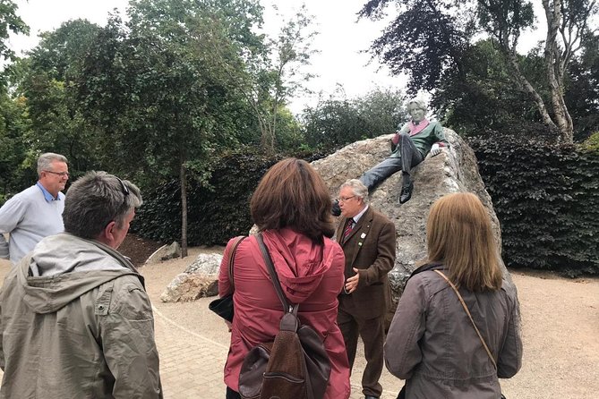 Walking tour in Merrion Square Park with a pint of Guinness Dublin Rogues Tour - A brief look at Irish treasures